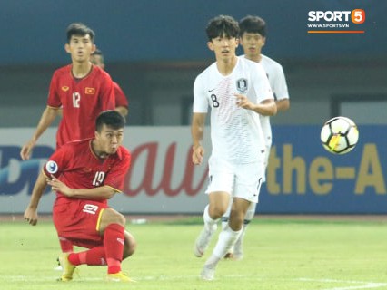 Tuyển thủ U19 Việt Nam lo lắng kêu cứu khi thấy đồng đội gục trên sân sau trận thua U19 Hàn Quốc - Ảnh 7.