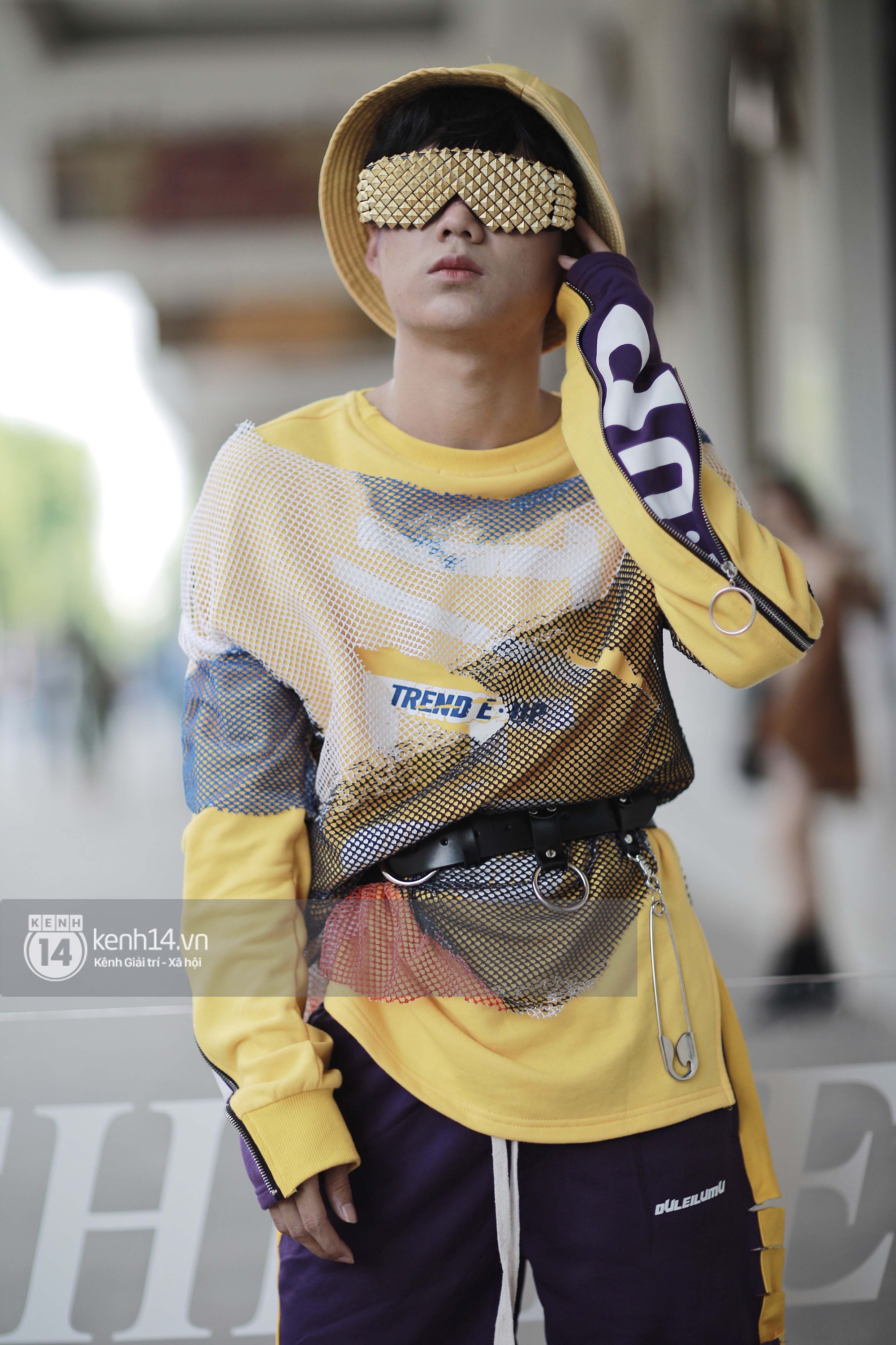 Street style VIFW ngày 3: Áo mưa, khăn quàng đỏ được các bạn trẻ trưng dụng, có người còn khiến bạn nghĩ đến Diên Hi Công Lược - Ảnh 12. Street style VIFW ngày 3: Áo mưa, khăn quàng đỏ được các bạn trẻ trưng dụng, có người còn khiến bạn nghĩ đến Diên Hi Công Lược - Ảnh 12.