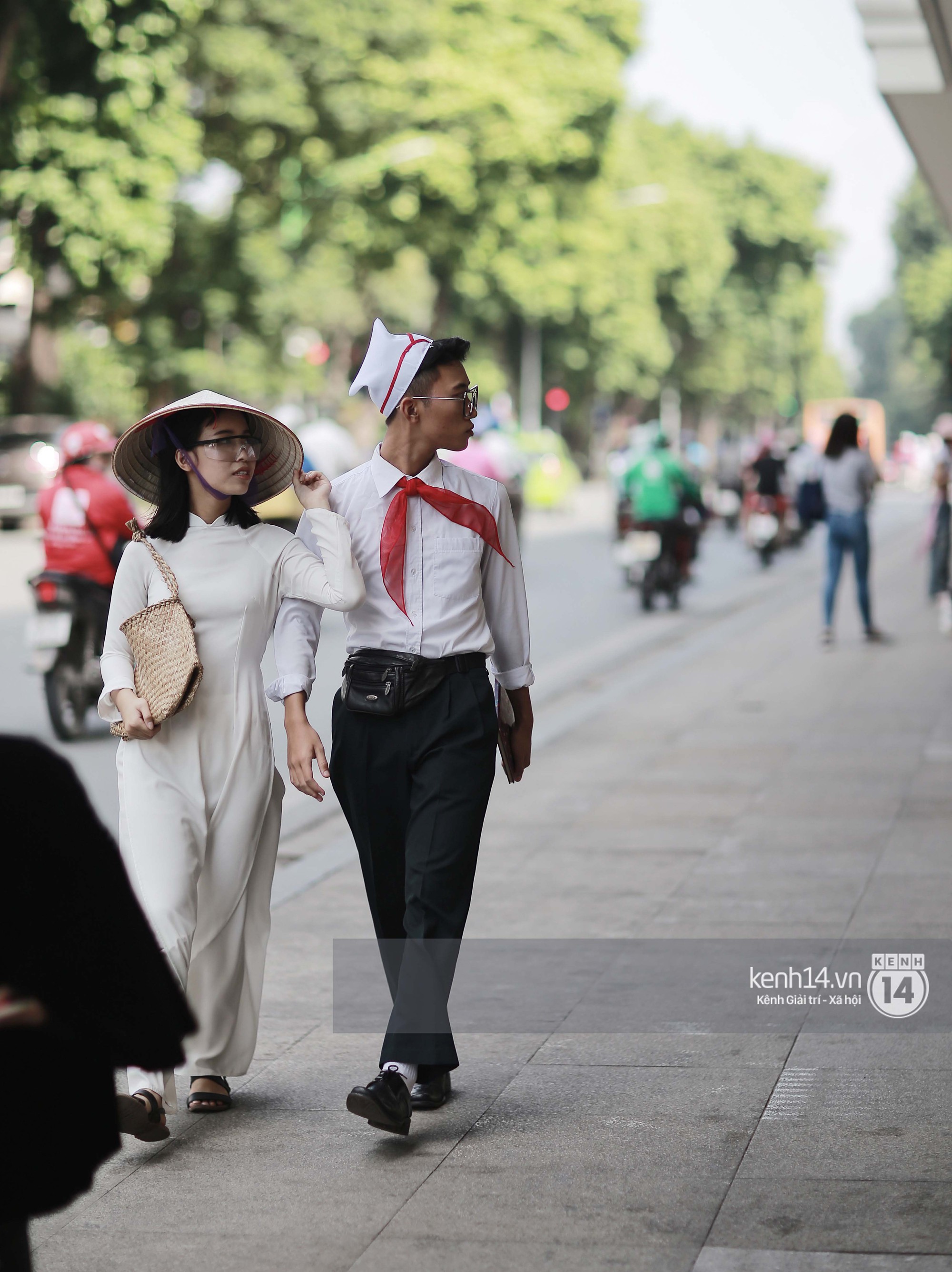 Street style VIFW ngày 3: Áo mưa, khăn quàng đỏ được các bạn trẻ trưng dụng, có người còn khiến bạn nghĩ đến Diên Hi Công Lược - Ảnh 4. Street style VIFW ngày 3: Áo mưa, khăn quàng đỏ được các bạn trẻ trưng dụng, có người còn khiến bạn nghĩ đến Diên Hi Công Lược - Ảnh 4.