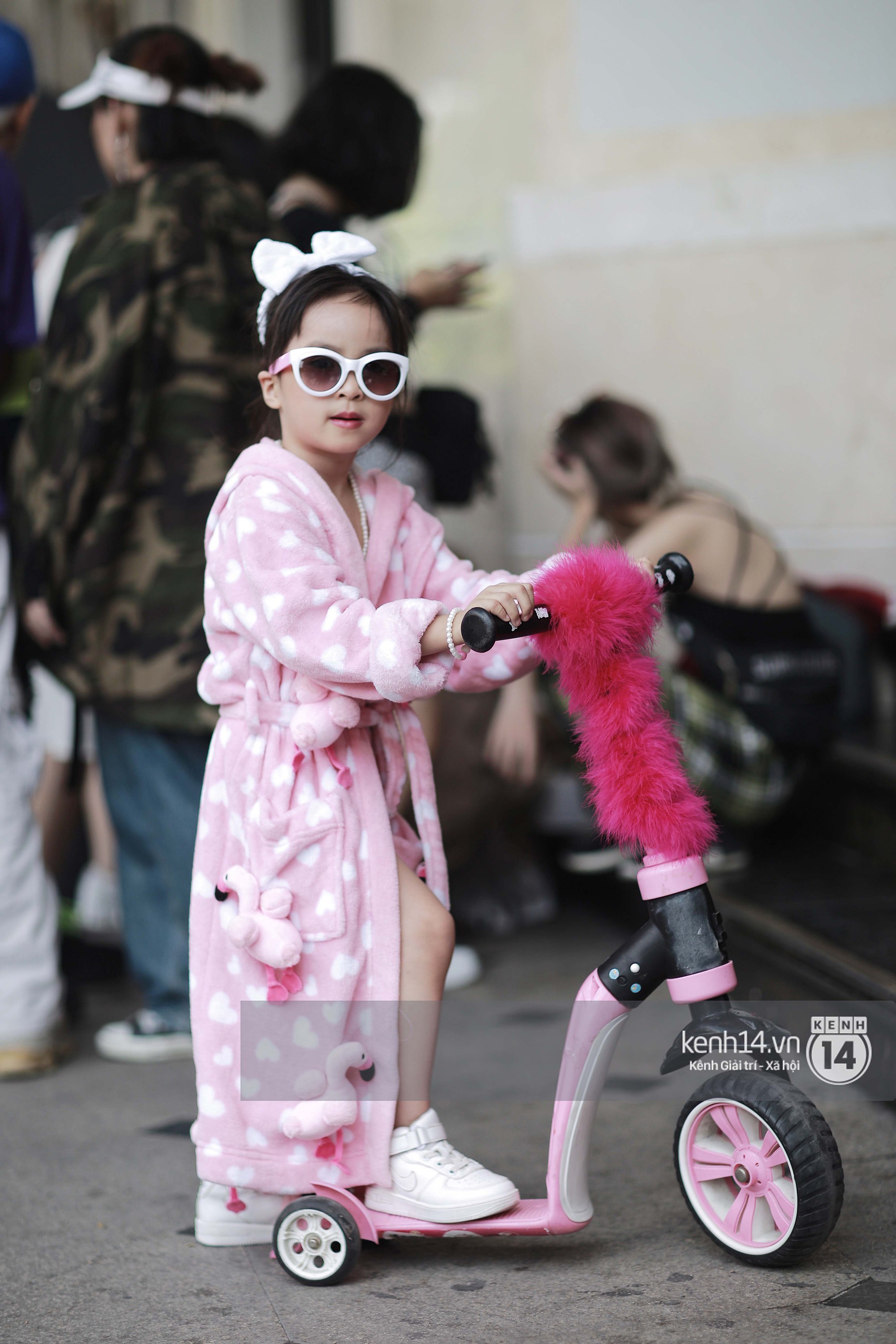 Street style VIFW ngày 3: Áo mưa, khăn quàng đỏ được các bạn trẻ trưng dụng, có người còn khiến bạn nghĩ đến Diên Hi Công Lược - Ảnh 17. Street style VIFW ngày 3: Áo mưa, khăn quàng đỏ được các bạn trẻ trưng dụng, có người còn khiến bạn nghĩ đến Diên Hi Công Lược - Ảnh 17.