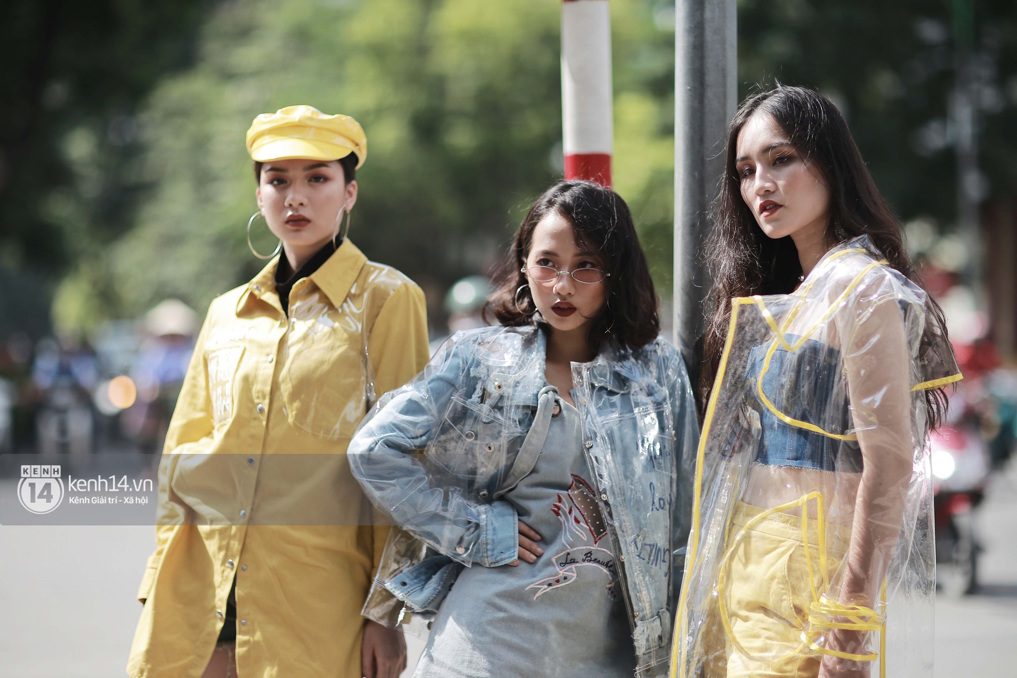 Street style VIFW ngày 3: Áo mưa, khăn quàng đỏ được các bạn trẻ trưng dụng, có người còn khiến bạn nghĩ đến Diên Hi Công Lược - Ảnh 2. Street style VIFW ngày 3: Áo mưa, khăn quàng đỏ được các bạn trẻ trưng dụng, có người còn khiến bạn nghĩ đến Diên Hi Công Lược - Ảnh 2.