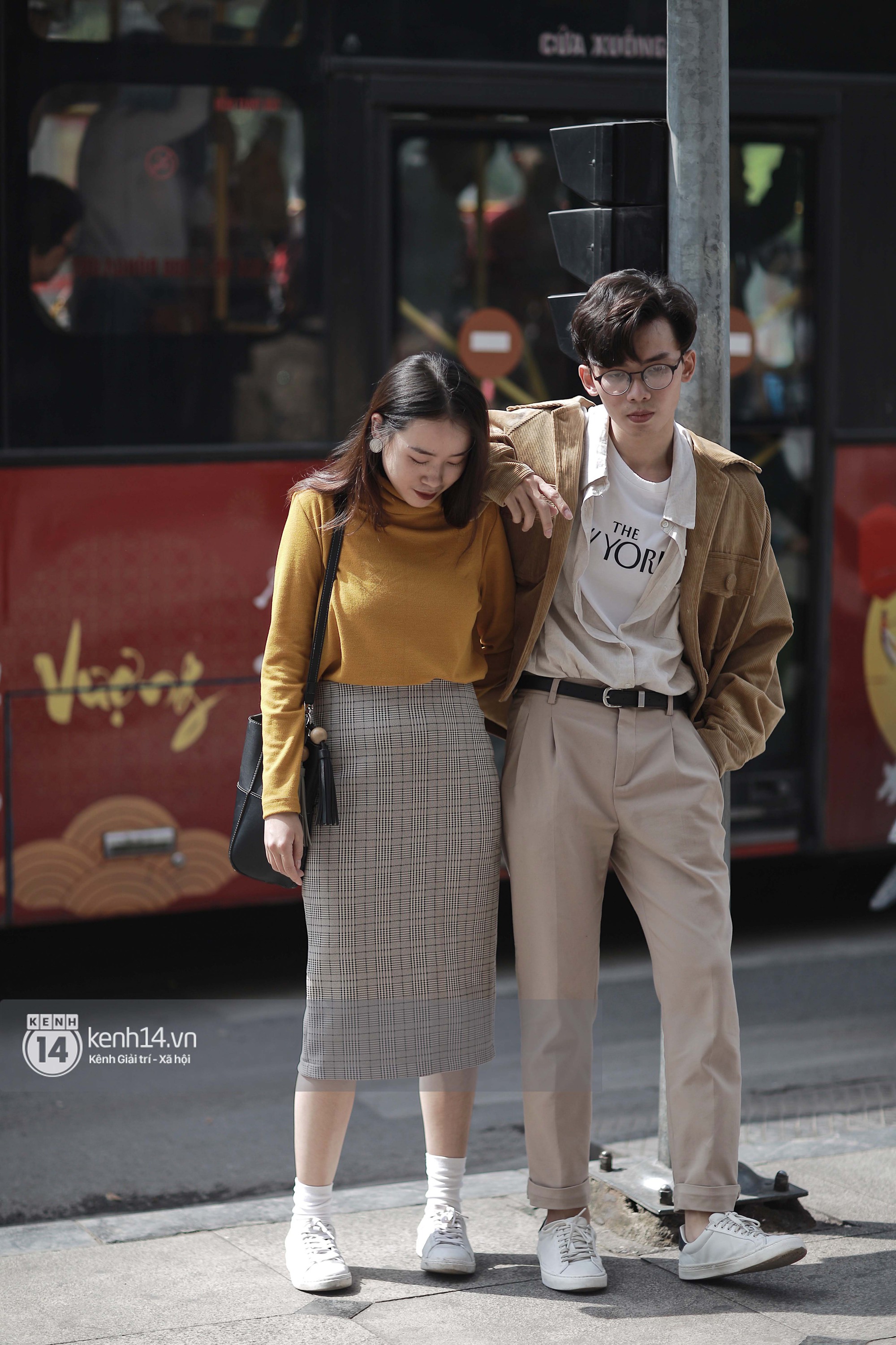 Street style VIFW ngày 3: Áo mưa, khăn quàng đỏ được các bạn trẻ trưng dụng, có người còn khiến bạn nghĩ đến Diên Hi Công Lược - Ảnh 13. Street style VIFW ngày 3: Áo mưa, khăn quàng đỏ được các bạn trẻ trưng dụng, có người còn khiến bạn nghĩ đến Diên Hi Công Lược - Ảnh 13.