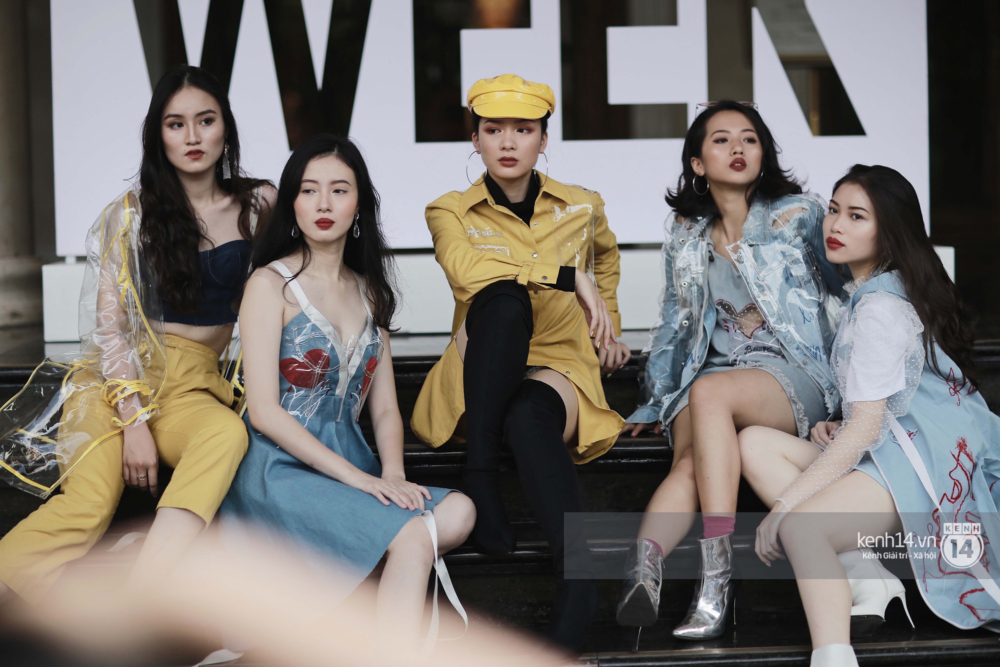 Street style VIFW ngày 3: Áo mưa, khăn quàng đỏ được các bạn trẻ trưng dụng, có người còn khiến bạn nghĩ đến Diên Hi Công Lược - Ảnh 1. Street style VIFW ngày 3: Áo mưa, khăn quàng đỏ được các bạn trẻ trưng dụng, có người còn khiến bạn nghĩ đến Diên Hi Công Lược - Ảnh 1.