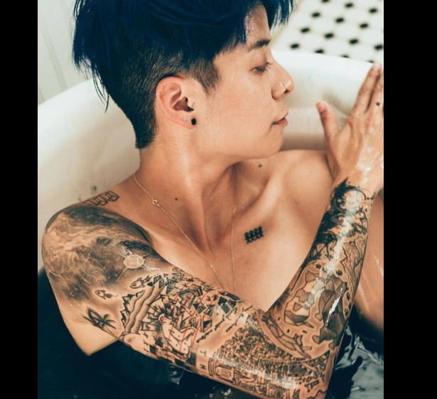 f(x) Amber: Là idol nữ mà mạnh dạn chụp ảnh bán nude, thế nhưng netizen không quan tâm mà chỉ tập trung chê... hình xăm của cô - Ảnh 1.