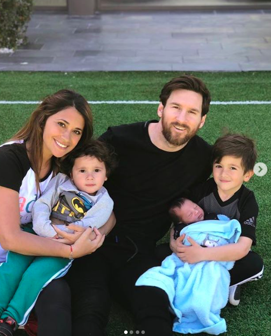 Messi bó bột tay phải, được cậu con trai cả mang thần thái vạn người mê hộ tống tới xem Barca thi đấu - Ảnh 10.