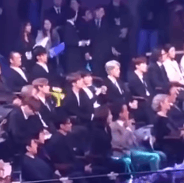 BTS reaction trước sân khấu của Red Velvet: j-hope quẩy nhiệt tình, Jungkook không thèm vỗ tay, ghé mắt đến một lần? - Ảnh 2.