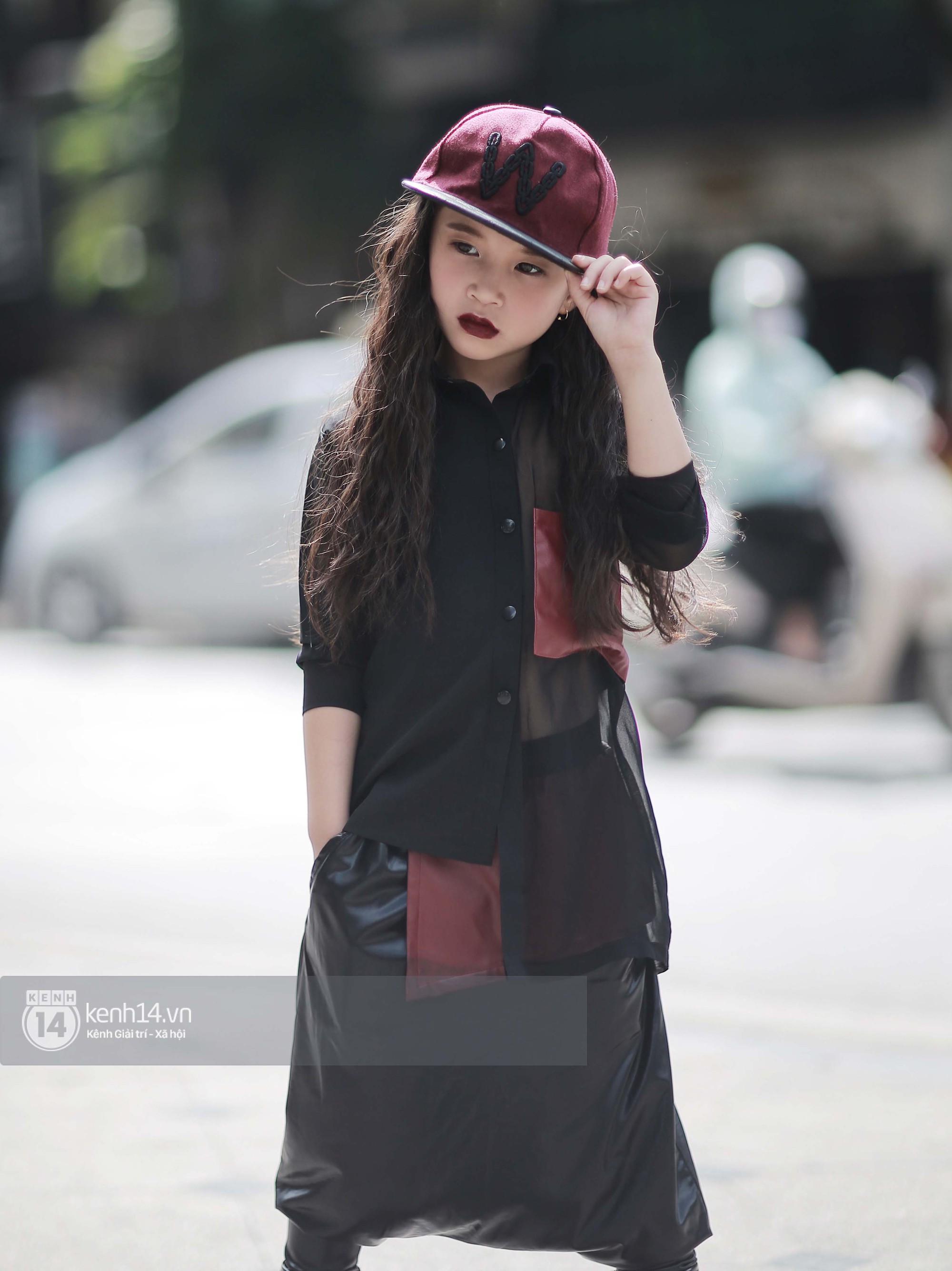 Street style VIFW ngày 3: Áo mưa, khăn quàng đỏ được các bạn trẻ trưng dụng, có người còn khiến bạn nghĩ đến Diên Hi Công Lược - Ảnh 15. Street style VIFW ngày 3: Áo mưa, khăn quàng đỏ được các bạn trẻ trưng dụng, có người còn khiến bạn nghĩ đến Diên Hi Công Lược - Ảnh 15.
