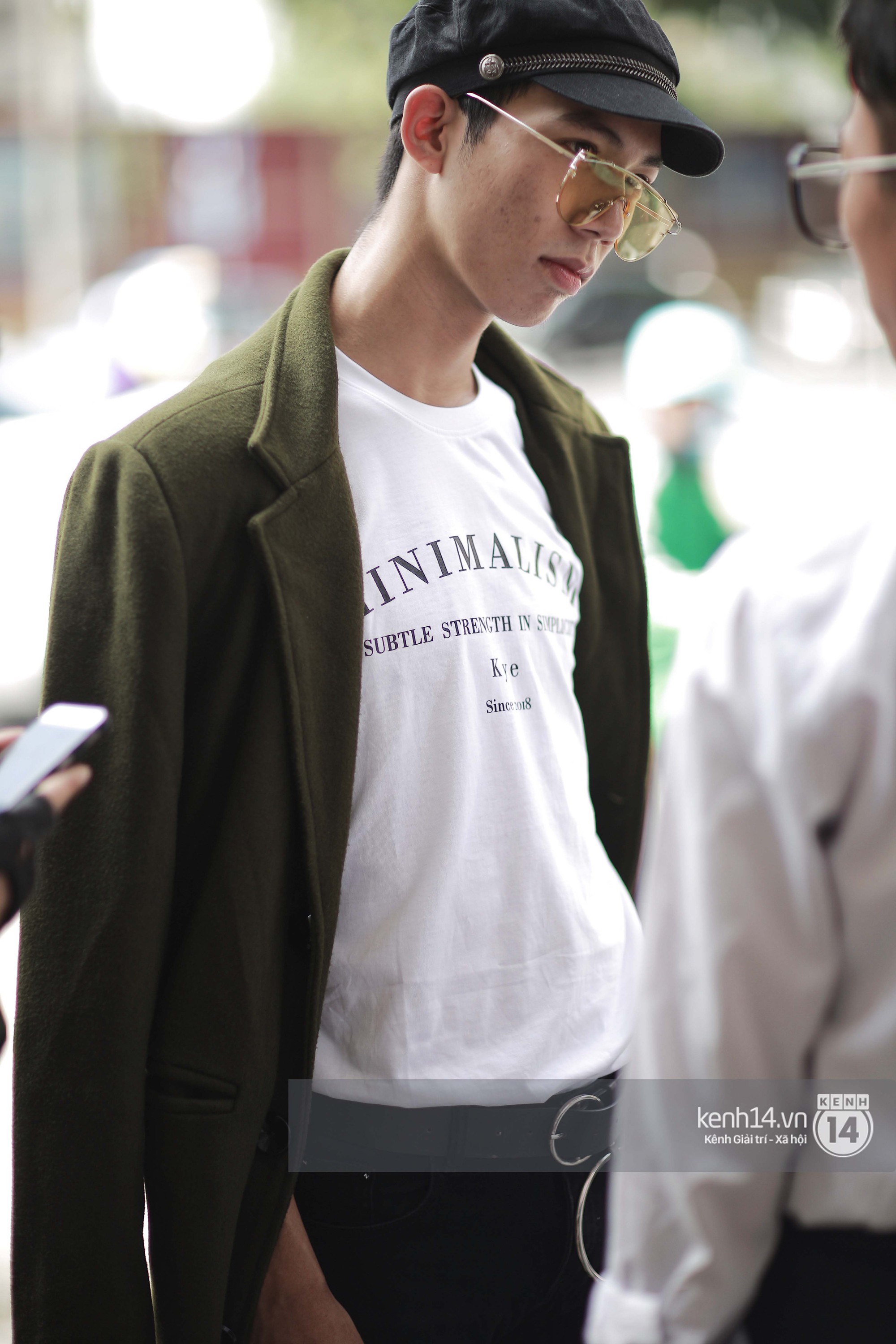 Street style VIFW ngày 3: Áo mưa, khăn quàng đỏ được các bạn trẻ trưng dụng, có người còn khiến bạn nghĩ đến Diên Hi Công Lược - Ảnh 10. Street style VIFW ngày 3: Áo mưa, khăn quàng đỏ được các bạn trẻ trưng dụng, có người còn khiến bạn nghĩ đến Diên Hi Công Lược - Ảnh 10.