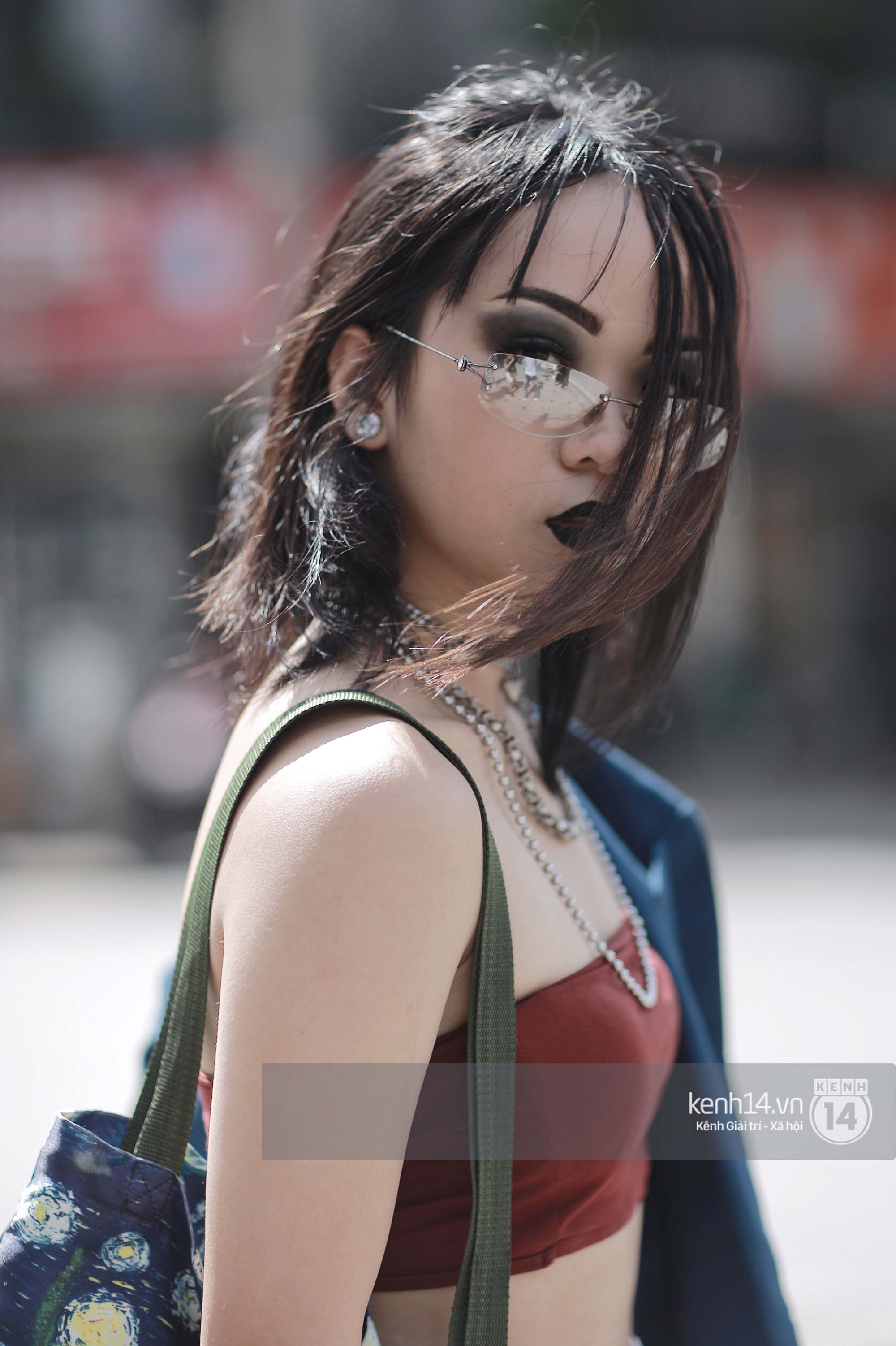 Street style VIFW ngày 3: Áo mưa, khăn quàng đỏ được các bạn trẻ trưng dụng, có người còn khiến bạn nghĩ đến Diên Hi Công Lược - Ảnh 9. Street style VIFW ngày 3: Áo mưa, khăn quàng đỏ được các bạn trẻ trưng dụng, có người còn khiến bạn nghĩ đến Diên Hi Công Lược - Ảnh 9.