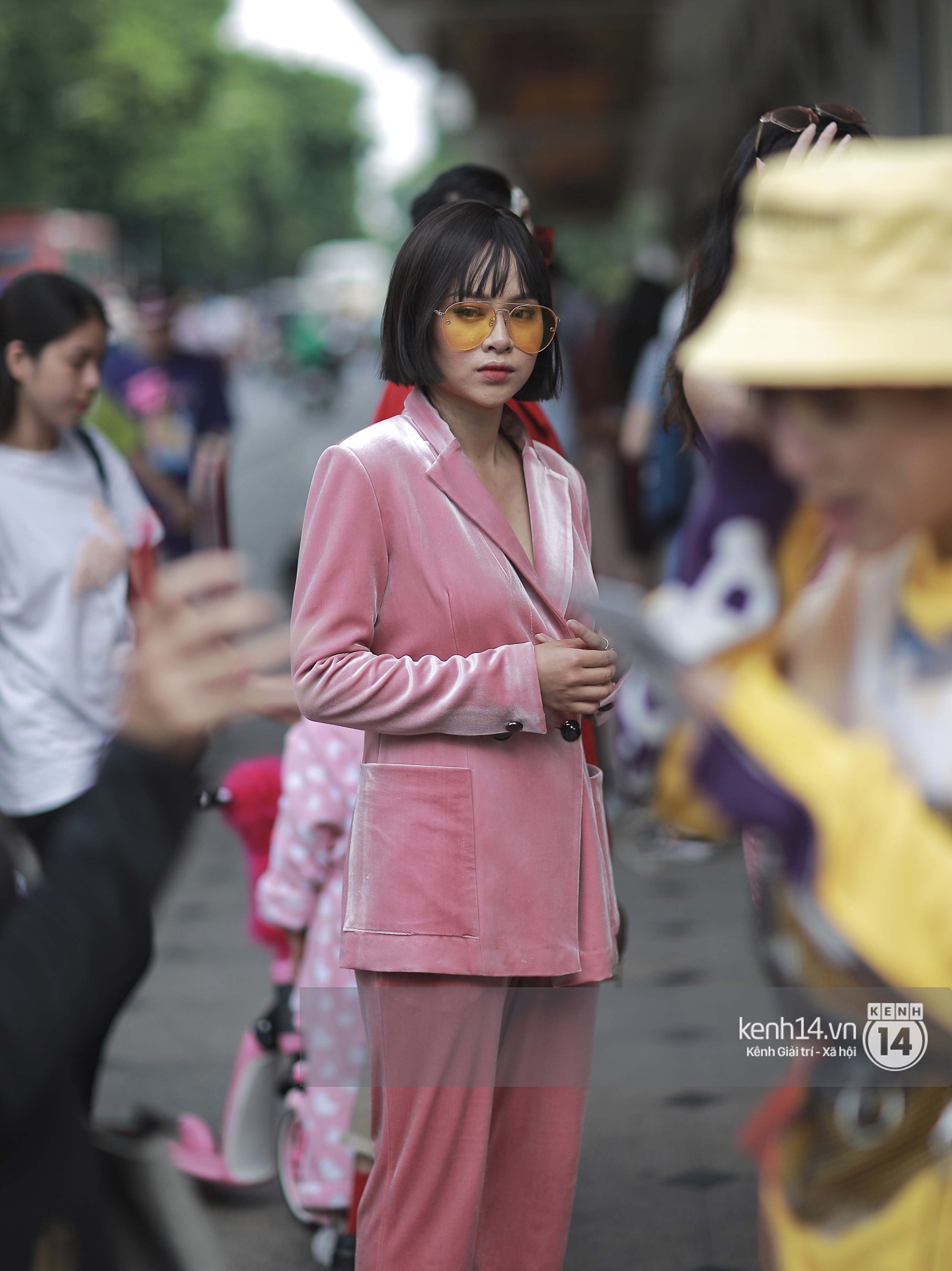 Street style VIFW ngày 3: Áo mưa, khăn quàng đỏ được các bạn trẻ trưng dụng, có người còn khiến bạn nghĩ đến Diên Hi Công Lược - Ảnh 8. Street style VIFW ngày 3: Áo mưa, khăn quàng đỏ được các bạn trẻ trưng dụng, có người còn khiến bạn nghĩ đến Diên Hi Công Lược - Ảnh 8.