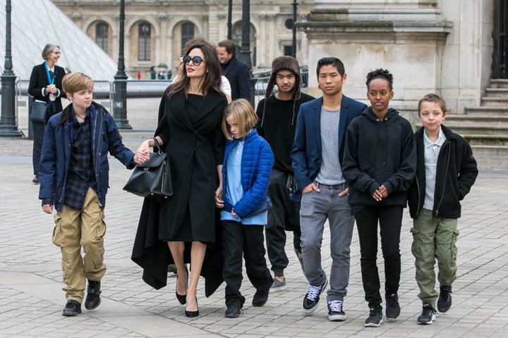 Rộ tin quyền nuôi 6 con của Angelina Jolie và Brad Pitt đã được phân chia, bất ngờ nhất là sự lựa chọn của Pax Thiên - Ảnh 1. Rộ tin quyền nuôi 6 con của Angelina Jolie và Brad Pitt đã được phân chia, bất ngờ nhất là sự lựa chọn của Pax Thiên - Ảnh 1.