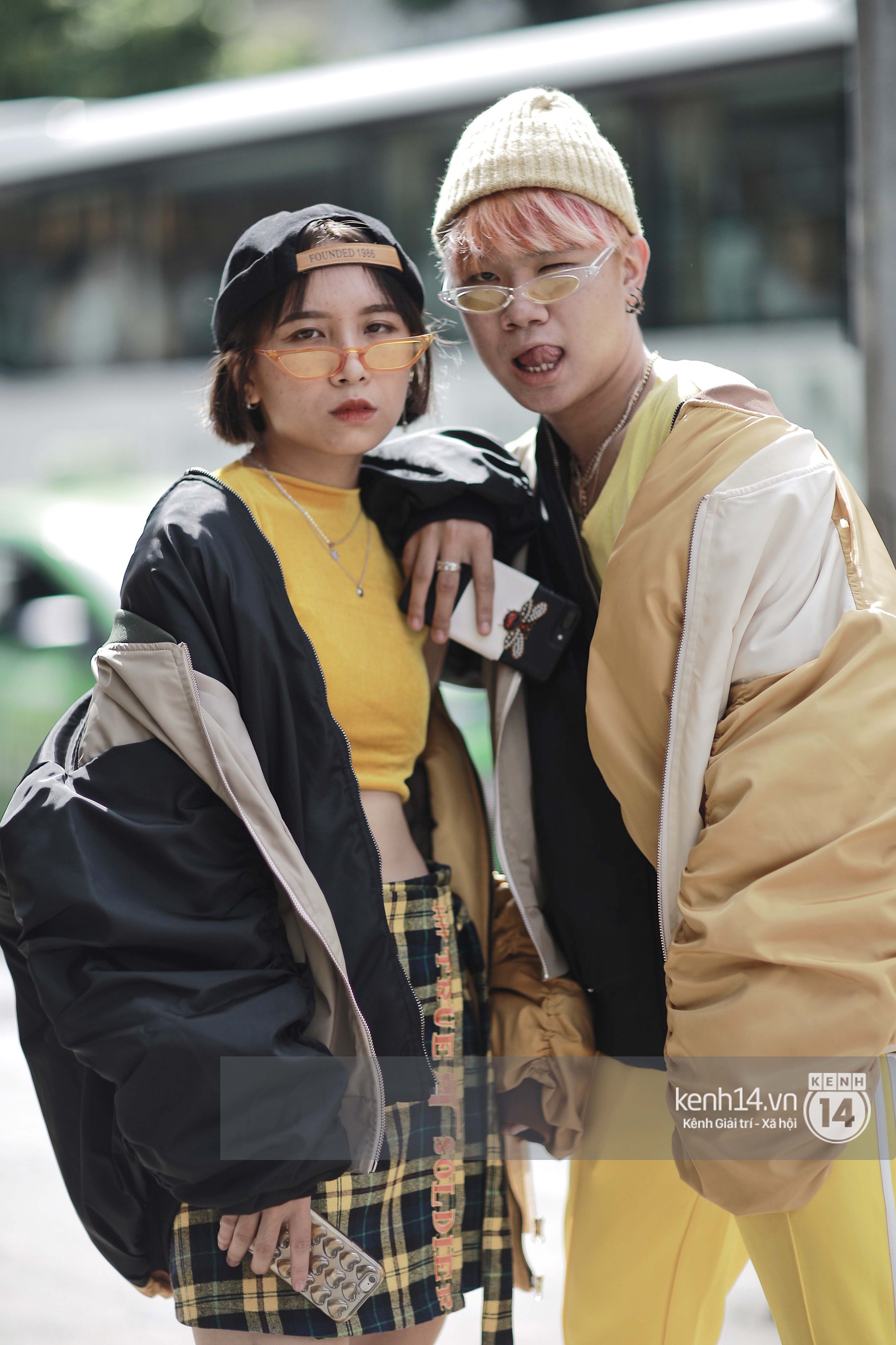 Street style VIFW ngày 3: Áo mưa, khăn quàng đỏ được các bạn trẻ trưng dụng, có người còn khiến bạn nghĩ đến Diên Hi Công Lược - Ảnh 3. Street style VIFW ngày 3: Áo mưa, khăn quàng đỏ được các bạn trẻ trưng dụng, có người còn khiến bạn nghĩ đến Diên Hi Công Lược - Ảnh 3.