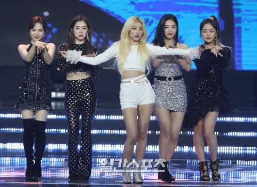 Khoảnh khắc được chia sẻ nhiều: 4 thành viên của Red Velvet bỗng trở thành... vũ công phụ họa - Ảnh 1.