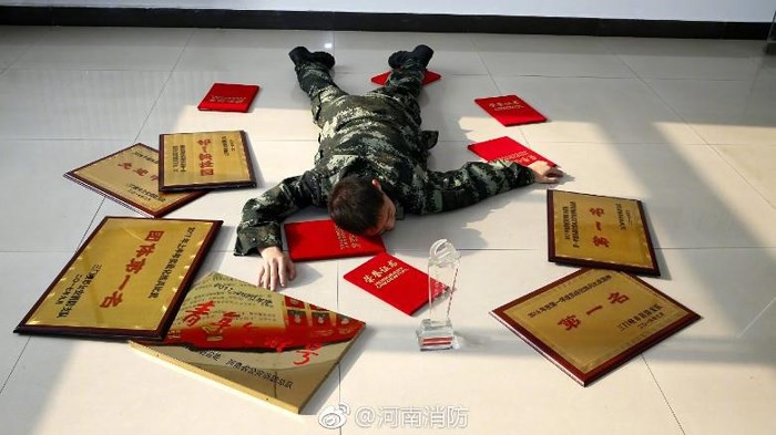Trung Quốc khuyến khích công chức đăng ảnh ngã sấp mặt trên mạng xã hội - Ảnh 2.