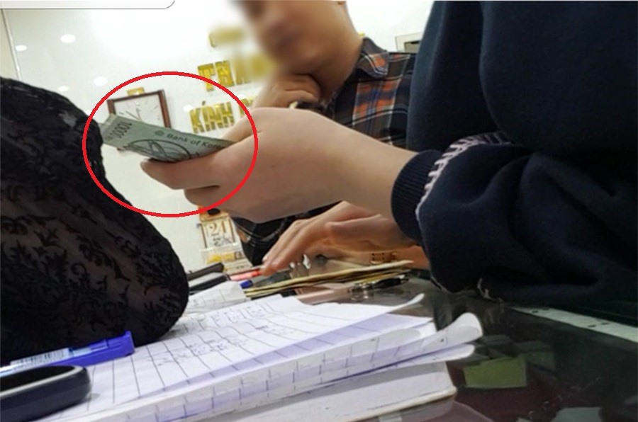 Chợ ngoại tệ chui lớn nhất Hà Nội vẫn tấp nập bất chấp án phạt 90 triệu đồng vì đổi 100 USD - Ảnh 3. Chợ ngoại tệ chui lớn nhất Hà Nội vẫn tấp nập bất chấp án phạt 90 triệu đồng vì đổi 100 USD - Ảnh 3.