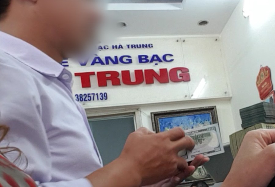 Chợ ngoại tệ chui lớn nhất Hà Nội vẫn tấp nập bất chấp án phạt 90 triệu đồng vì đổi 100 USD - Ảnh 4. Chợ ngoại tệ chui lớn nhất Hà Nội vẫn tấp nập bất chấp án phạt 90 triệu đồng vì đổi 100 USD - Ảnh 4.