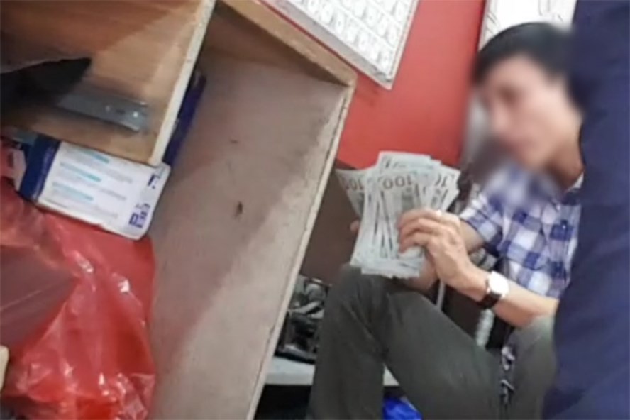 Chợ ngoại tệ chui lớn nhất Hà Nội vẫn tấp nập bất chấp án phạt 90 triệu đồng vì đổi 100 USD - Ảnh 1. Chợ ngoại tệ chui lớn nhất Hà Nội vẫn tấp nập bất chấp án phạt 90 triệu đồng vì đổi 100 USD - Ảnh 1.