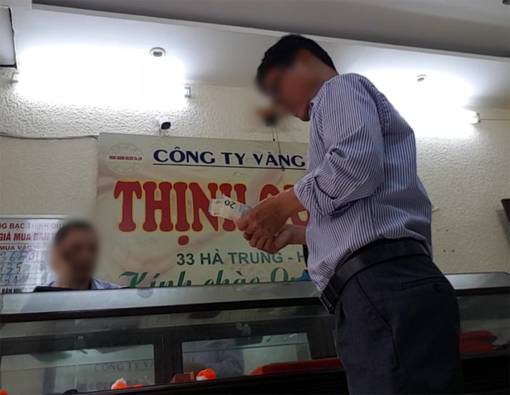 Chợ ngoại tệ chui lớn nhất Hà Nội vẫn tấp nập bất chấp án phạt 90 triệu đồng vì đổi 100 USD - Ảnh 5. Chợ ngoại tệ chui lớn nhất Hà Nội vẫn tấp nập bất chấp án phạt 90 triệu đồng vì đổi 100 USD - Ảnh 5.