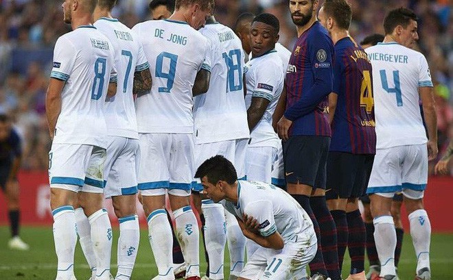 Hy hữu: Cầu thủ Inter Milan chặn đồng đội của Messi đá phạt bằng cách siêu dị, khiến Messi phải bật cười - Ảnh 3.