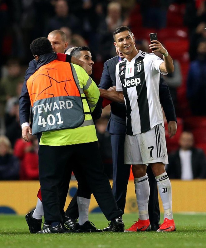 Fan cuồng lẻn vào sân để ôm Ronaldo hóa ra lại là soái ca 8 múi, bắp đùi đồ sộ không khác gì thần tượng - Ảnh 3.