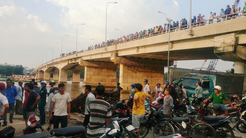 Hàng trăm người đứng kín trên cầu xem vớt xác nam thanh niên trôi sông Sài Gòn - Ảnh 2. Hàng trăm người đứng kín trên cầu xem vớt xác nam thanh niên trôi sông Sài Gòn - Ảnh 2.