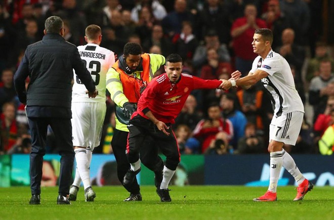 Fan cuồng lẻn vào sân để ôm Ronaldo hóa ra lại là soái ca 8 múi, bắp đùi đồ sộ không khác gì thần tượng - Ảnh 2.