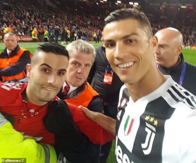 Fan cuồng lẻn vào sân để ôm Ronaldo hóa ra lại là soái ca 8 múi, bắp đùi đồ sộ không khác gì thần tượng - Ảnh 4.