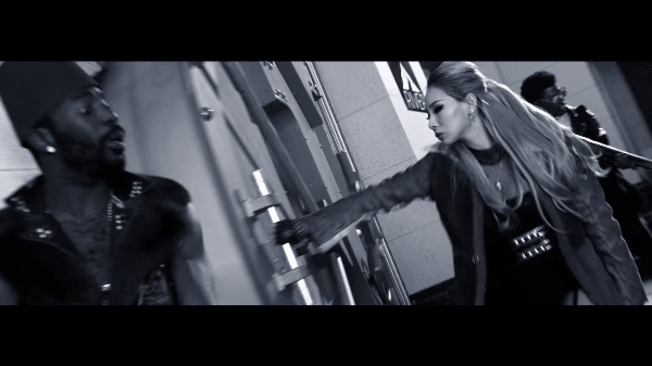 CL v&agrave; The Black Eyed Peas rủ nhau cướp ng&acirc;n h&agrave;ng, đ&aacute;nh nhau &ldquo;t&oacute;e kh&oacute;i&rdquo; với cảnh s&aacute;t trong MV mới - Ảnh 1.