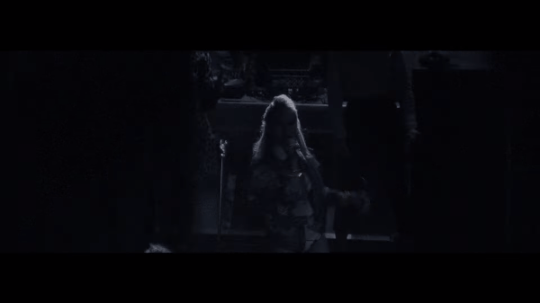 CL v&agrave; The Black Eyed Peas rủ nhau cướp ng&acirc;n h&agrave;ng, đ&aacute;nh nhau &ldquo;t&oacute;e kh&oacute;i&rdquo; với cảnh s&aacute;t trong MV mới - Ảnh 2.