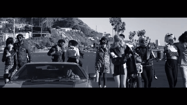 CL và The Black Eyed Peas rủ nhau cướp ngân hàng, đánh nhau “tóe khói” với cảnh sát trong MV mới - Ảnh 3.