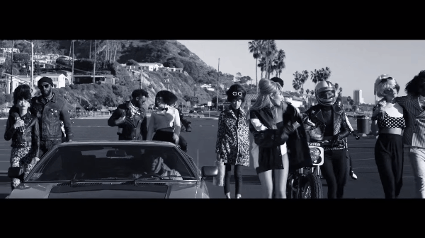 CL v&agrave; The Black Eyed Peas rủ nhau cướp ng&acirc;n h&agrave;ng, đ&aacute;nh nhau &ldquo;t&oacute;e kh&oacute;i&rdquo; với cảnh s&aacute;t trong MV mới - Ảnh 3.