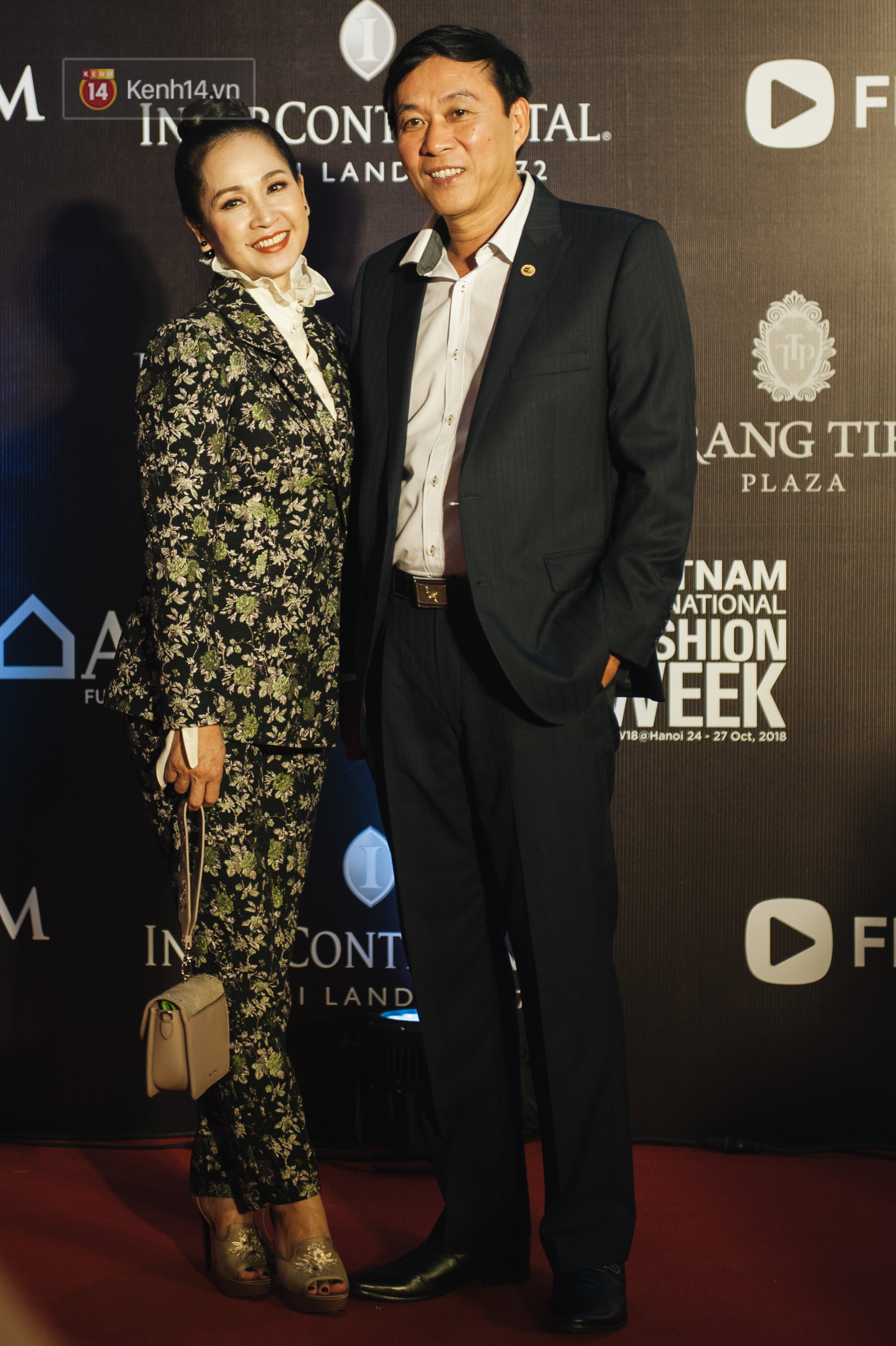 Lan cave quyến rũ bất ngờ, hội ngộ với Quỳnh Búp Bê và mẹ chồng Lan Hương trên thảm đỏ VIFW ngày 2 - Ảnh 1.