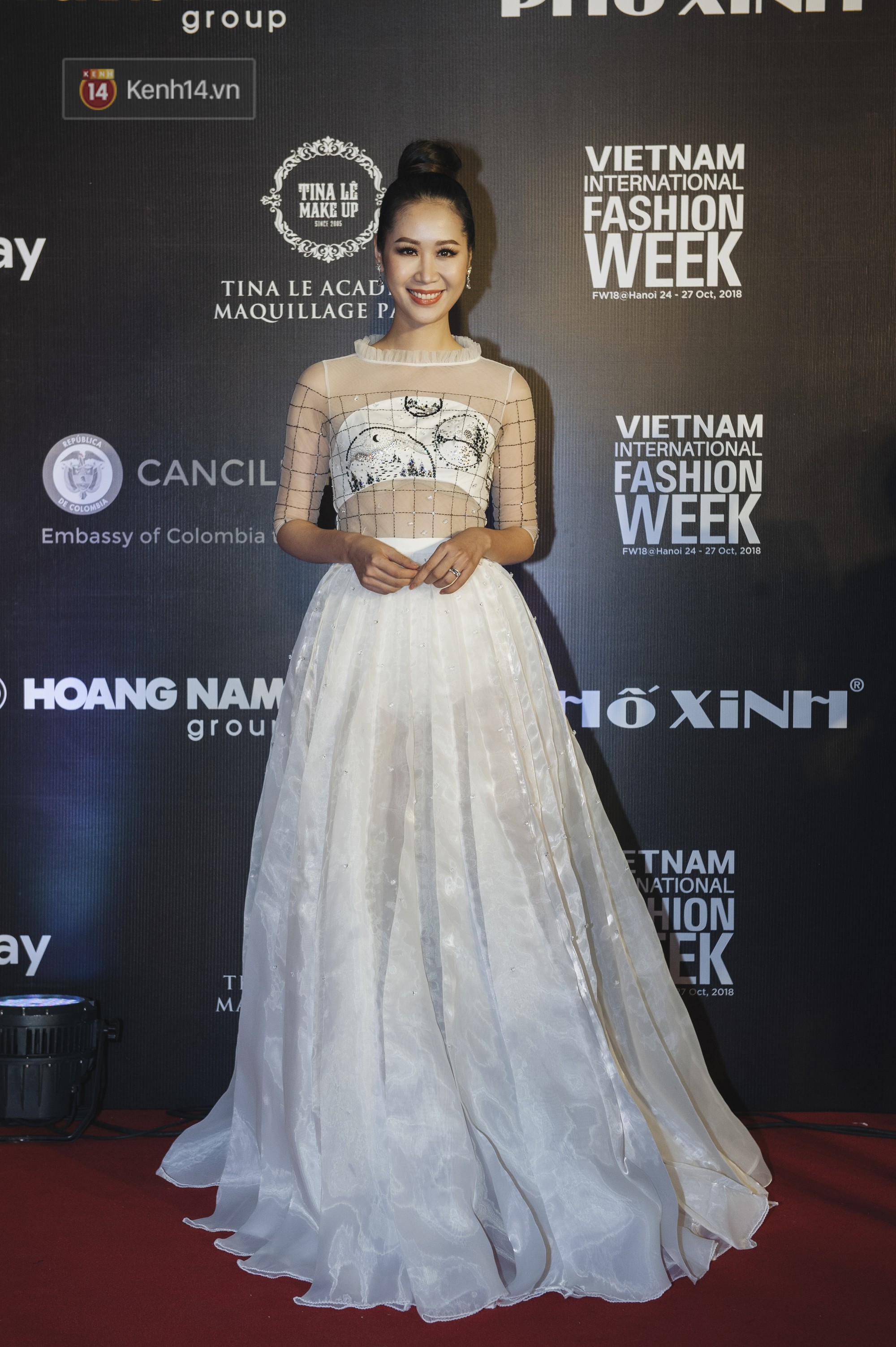 Lan cave quyến rũ bất ngờ, hội ngộ với Quỳnh Búp Bê và mẹ chồng Lan Hương trên thảm đỏ VIFW ngày 2 - Ảnh 2.