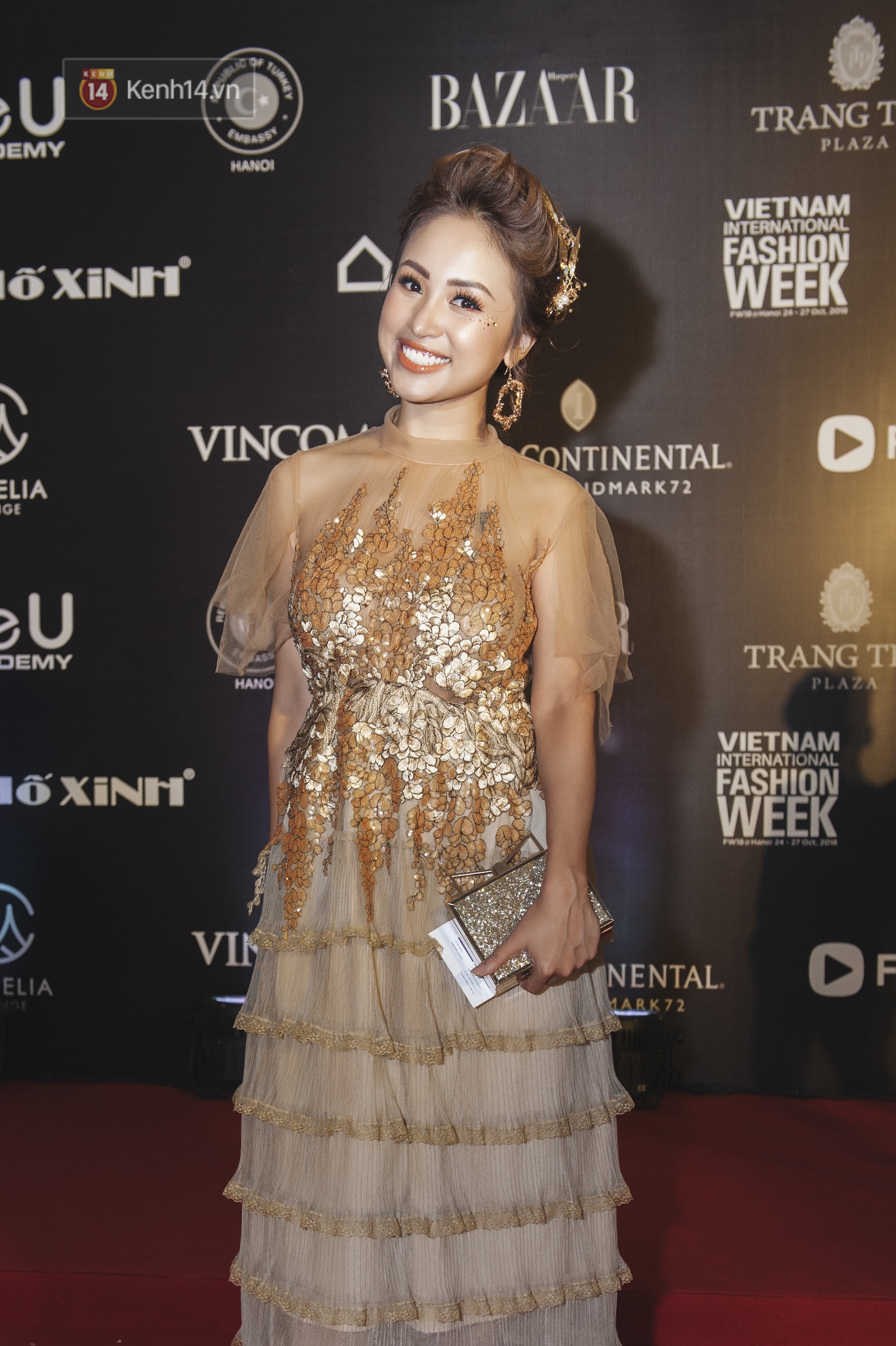 Lan cave quyến rũ bất ngờ, hội ngộ với Quỳnh Búp Bê và mẹ chồng Lan Hương trên thảm đỏ VIFW ngày 2 - Ảnh 6.