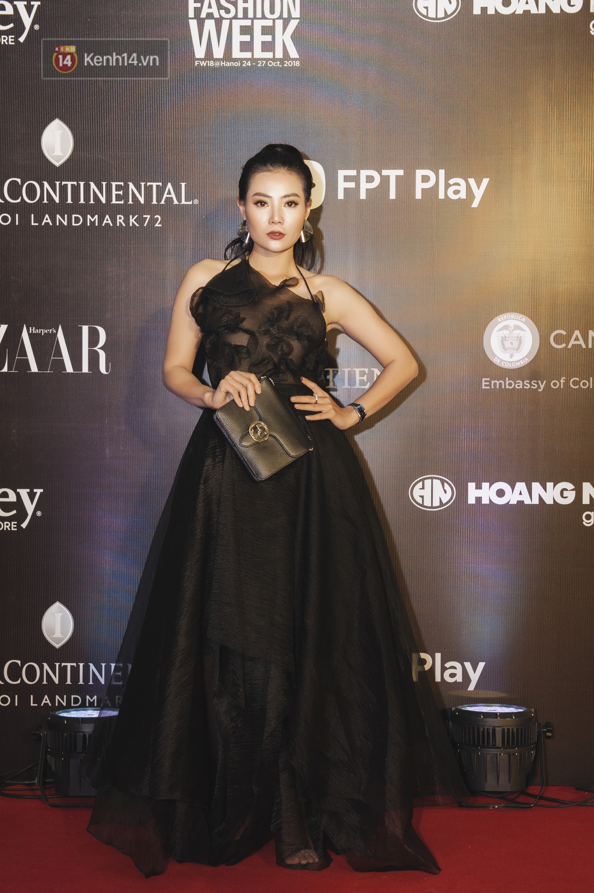 Lan cave quyến rũ bất ngờ, hội ngộ với Quỳnh Búp Bê và mẹ chồng Lan Hương trên thảm đỏ VIFW ngày 2 - Ảnh 7.