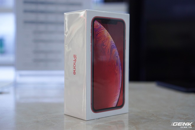 Giá iPhone XR về Việt Nam từ 24 triệu đồng - Ảnh 1.