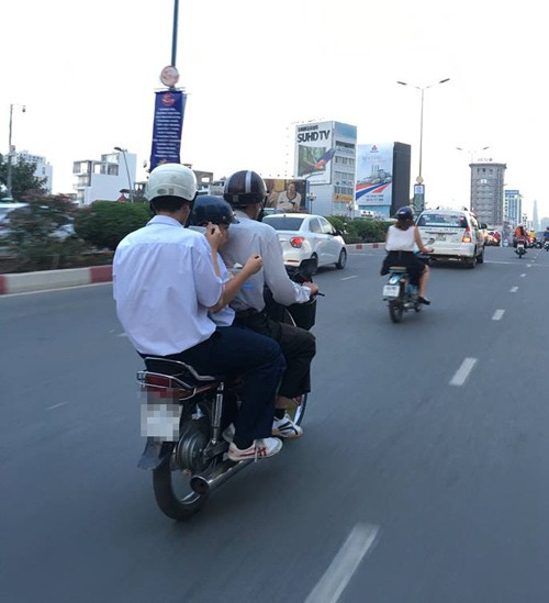 Những bữa sáng vội vàng sau yên xe máy trên đường đến trường, ai bảo đời học sinh dễ dàng cơ chứ - Ảnh 3.