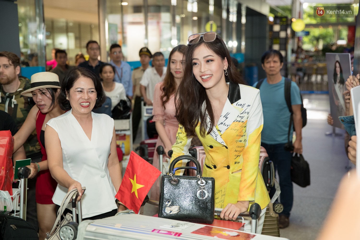 Hoa hậu Tiểu Vy ra tận sân bay đón Phương Nga trở về nước sau hành trình tại Miss Grand International 2018 - Ảnh 5.