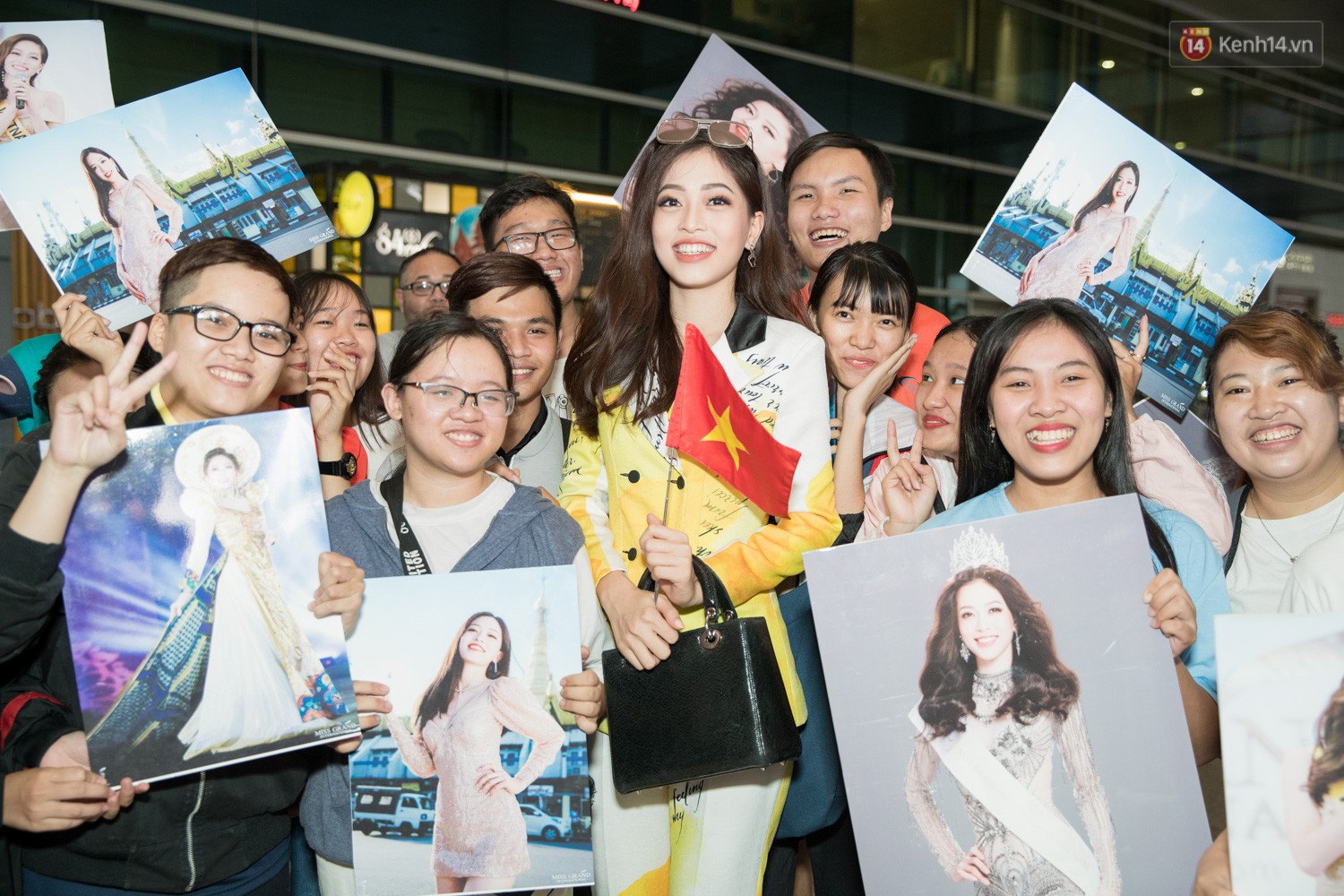 Hoa hậu Tiểu Vy ra tận sân bay đón Phương Nga trở về nước sau hành trình tại Miss Grand International 2018 - Ảnh 6.