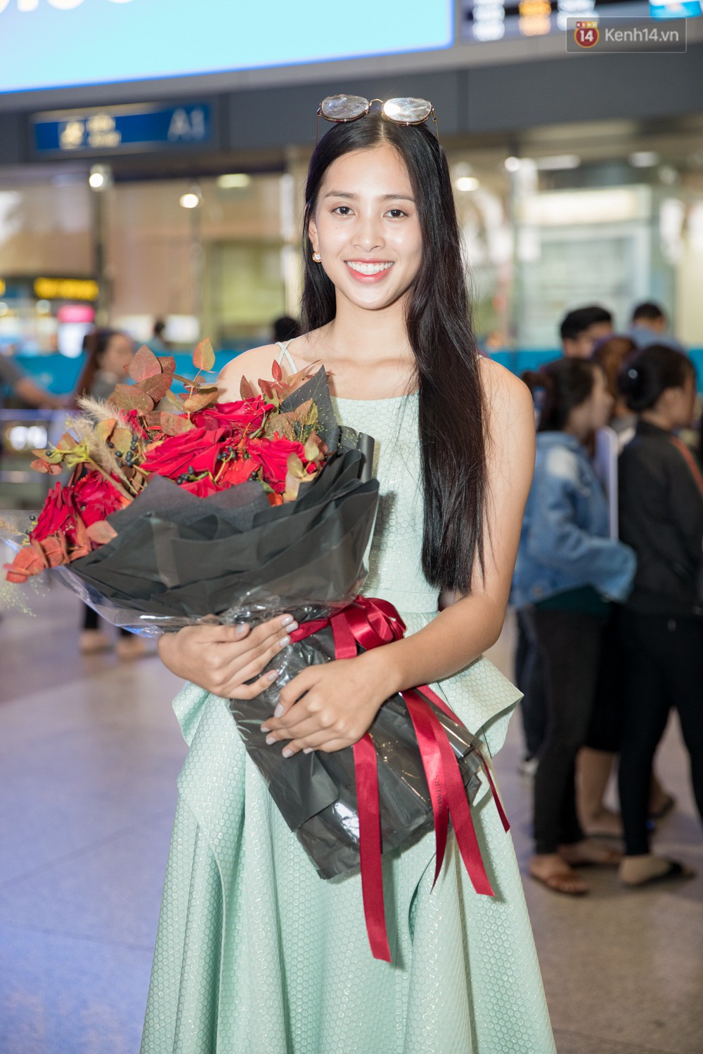 Hoa hậu Tiểu Vy ra tận sân bay đón Phương Nga trở về nước sau hành trình tại Miss Grand International 2018 - Ảnh 9.