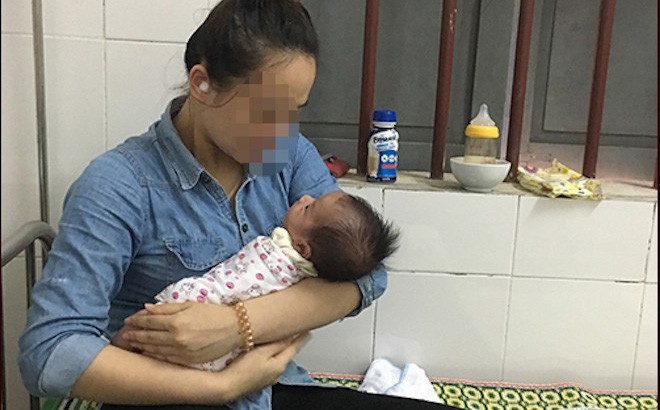 C&ocirc; g&aacute;i đến nhận lại con 2 th&aacute;ng tuổi sau 1 tuần bỏ trước cổng nh&agrave; bạn th&acirc;n của mẹ - Ảnh 1.