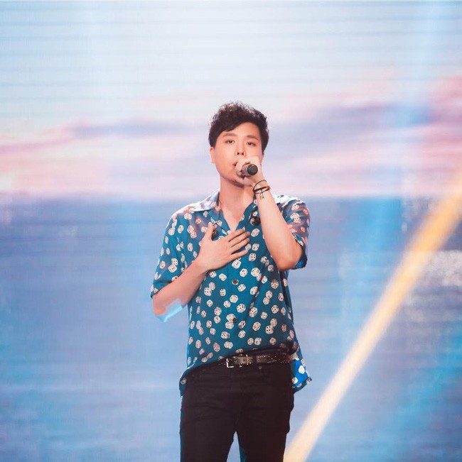 Chẳng biết vô tình hay hữu ý mà Trịnh Thăng Bình mặc luôn áo sơmi cũ, hát về người cũ trong MV Em Ngủ Chưa - Ảnh 5.