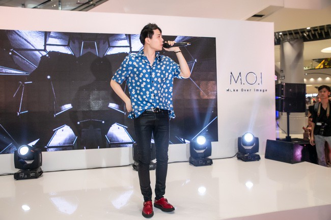 Chẳng biết vô tình hay hữu ý mà Trịnh Thăng Bình mặc luôn áo sơmi cũ, hát về người cũ trong MV Em Ngủ Chưa - Ảnh 7.