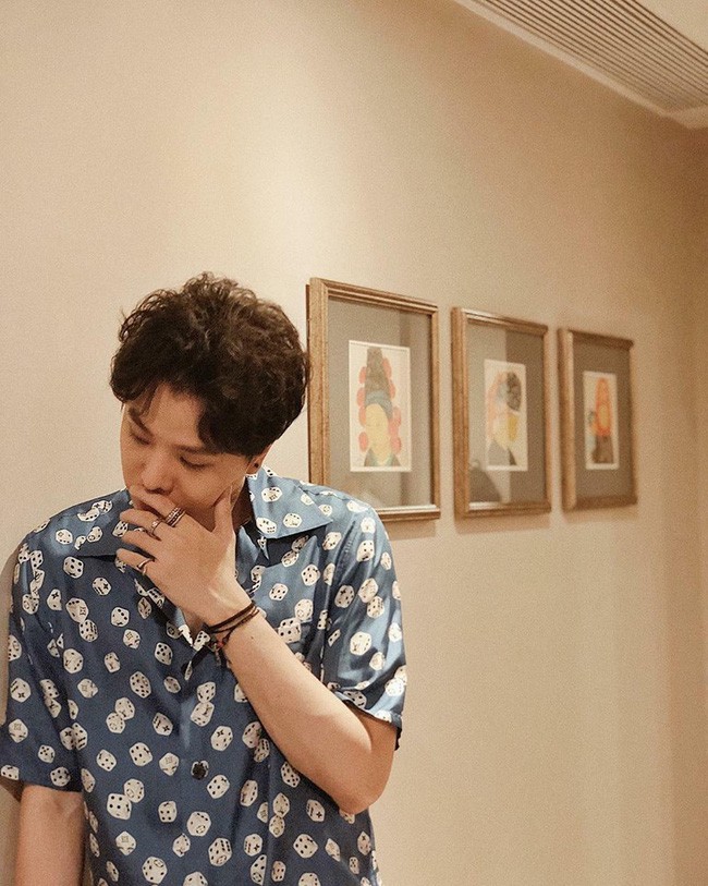 Chẳng biết vô tình hay hữu ý mà Trịnh Thăng Bình mặc luôn áo sơmi cũ, hát về người cũ trong MV Em Ngủ Chưa - Ảnh 8.