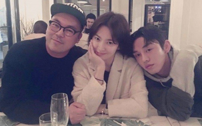 2 năm rồi Song Hye Kyo mới khoe ảnh bên bạn thân Yoo Ah In, nhưng nhan sắc lão hóa ngược của cô mới gây chú ý - Ảnh 4. 2 năm rồi Song Hye Kyo mới khoe ảnh bên bạn thân Yoo Ah In, nhưng nhan sắc lão hóa ngược của cô mới gây chú ý - Ảnh 4.