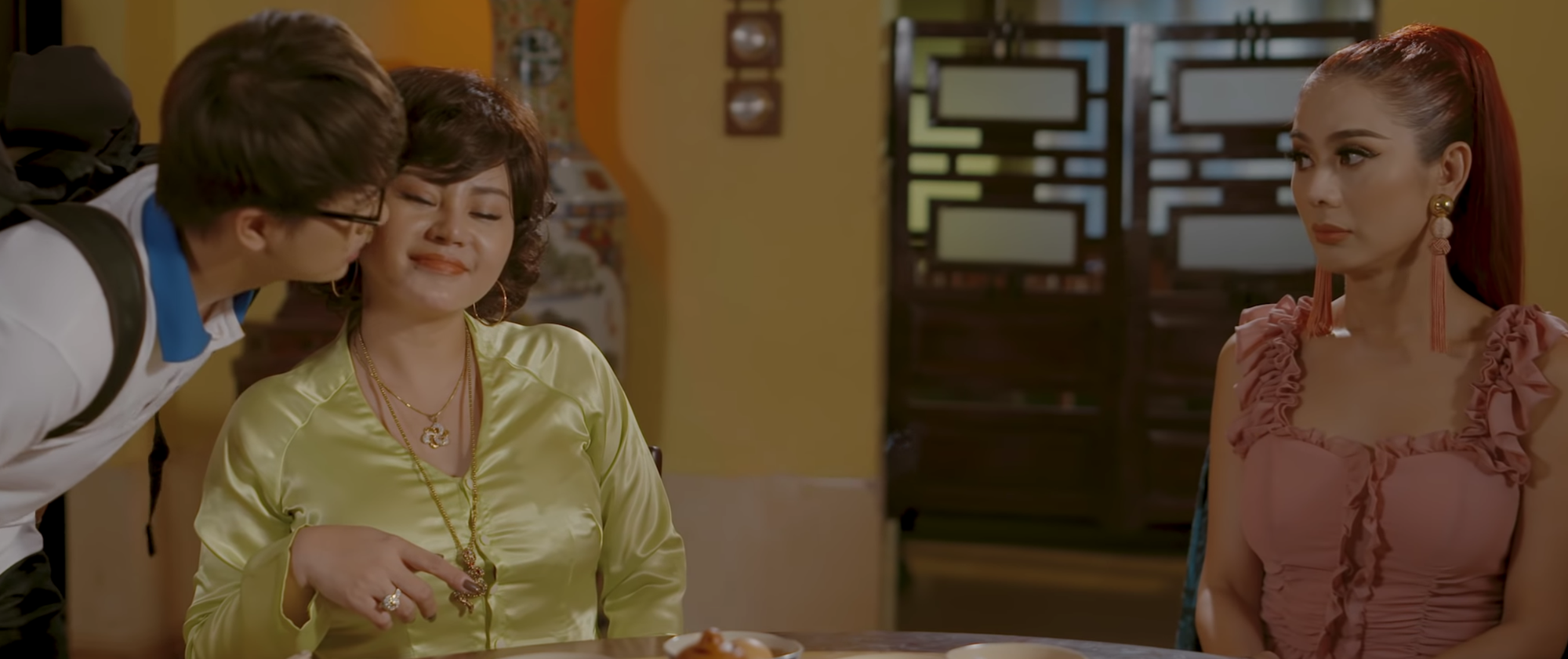 Duy Khánh vừa lột bỏ hình tượng giả gái, làm trai thẳng đã bị Emma thả thính ngay lập tức - Ảnh 1.