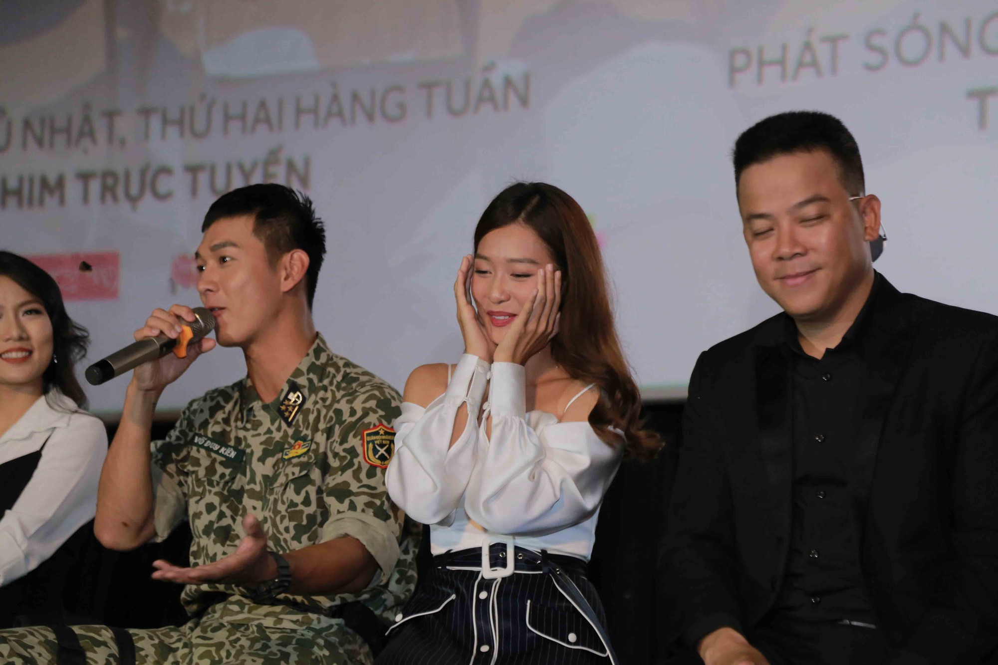 Khả Ngân chia sẻ về cảnh hôn trong Hậu Duệ Mặt Trời phiên bản Việt: Hôn xong, mặt đại úy... tái mét à - Ảnh 4. Khả Ngân chia sẻ về cảnh hôn trong Hậu Duệ Mặt Trời phiên bản Việt: Hôn xong, mặt đại úy... tái mét à - Ảnh 4.