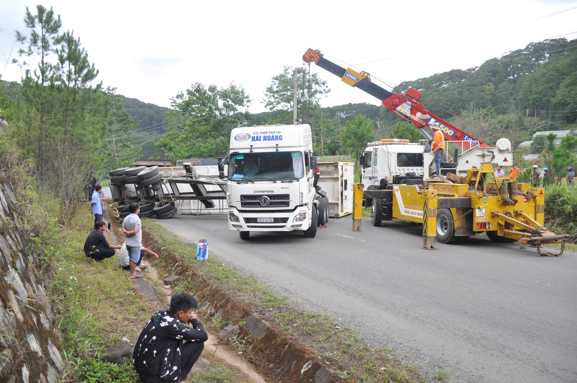 Lật container trên đèo Mimosa, giao thông Đà Lạt – TP HCM ách tắc nhiều giờ - Ảnh 1. Lật container trên đèo Mimosa, giao thông Đà Lạt – TP HCM ách tắc nhiều giờ - Ảnh 1.