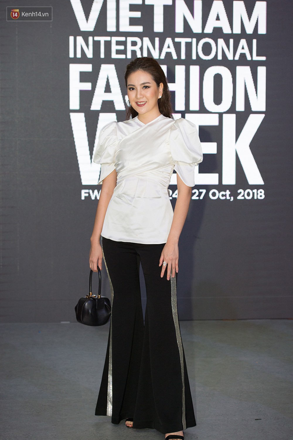 Thảm đỏ VIFW ngày cuối: Diệp Linh Châu suýt hớ hênh, Quỳnh Anh Shyn và Salim cùng bị khác lạ vì cách trang điểm - Ảnh 8. Thảm đỏ VIFW ngày cuối: Diệp Linh Châu suýt hớ hênh, Quỳnh Anh Shyn và Salim cùng bị khác lạ vì cách trang điểm - Ảnh 8.