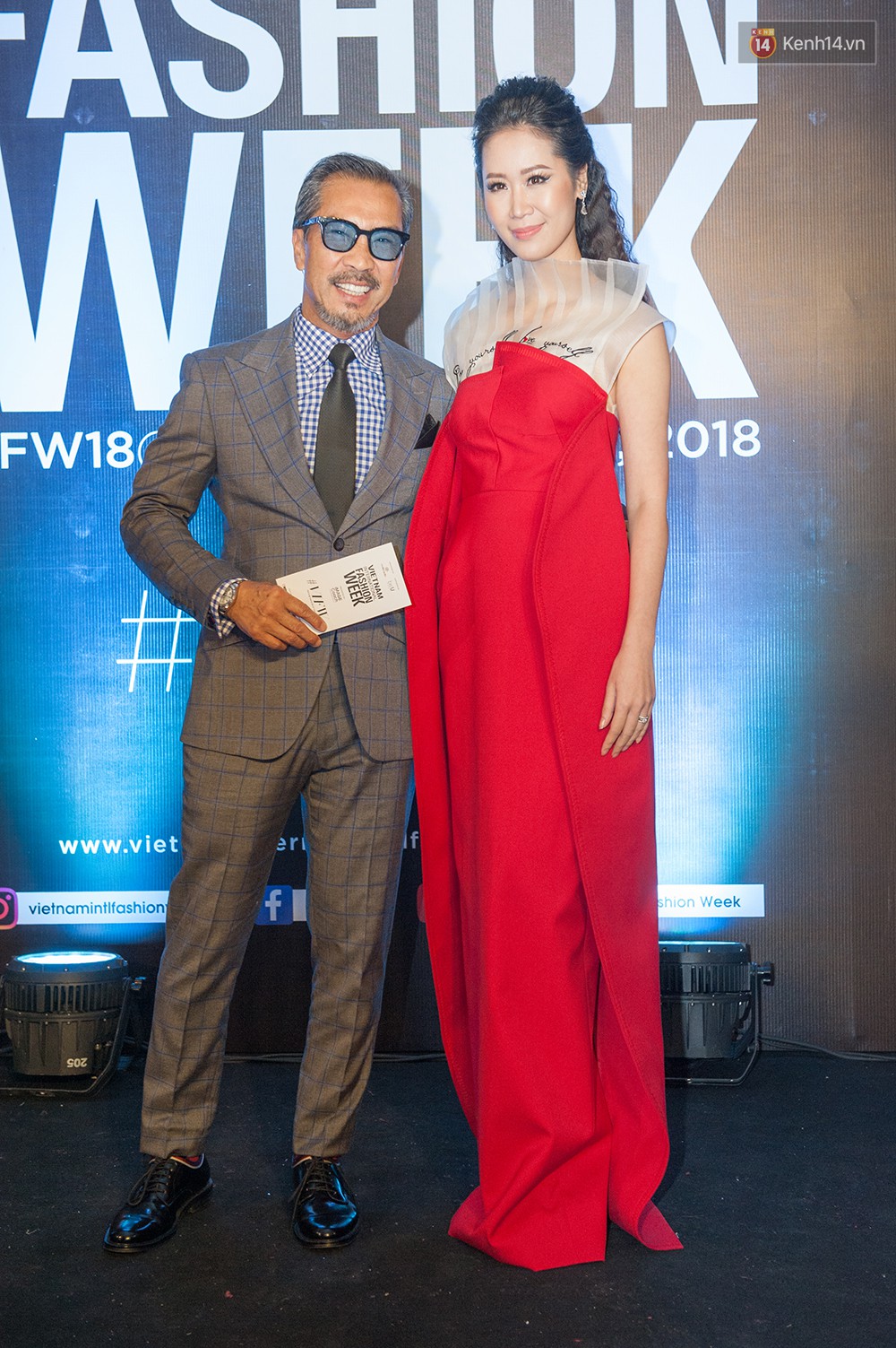 Thảm đỏ VIFW ngày cuối: Diệp Linh Châu suýt hớ hênh, Quỳnh Anh Shyn và Salim cùng bị khác lạ vì cách trang điểm - Ảnh 7. Thảm đỏ VIFW ngày cuối: Diệp Linh Châu suýt hớ hênh, Quỳnh Anh Shyn và Salim cùng bị khác lạ vì cách trang điểm - Ảnh 7.
